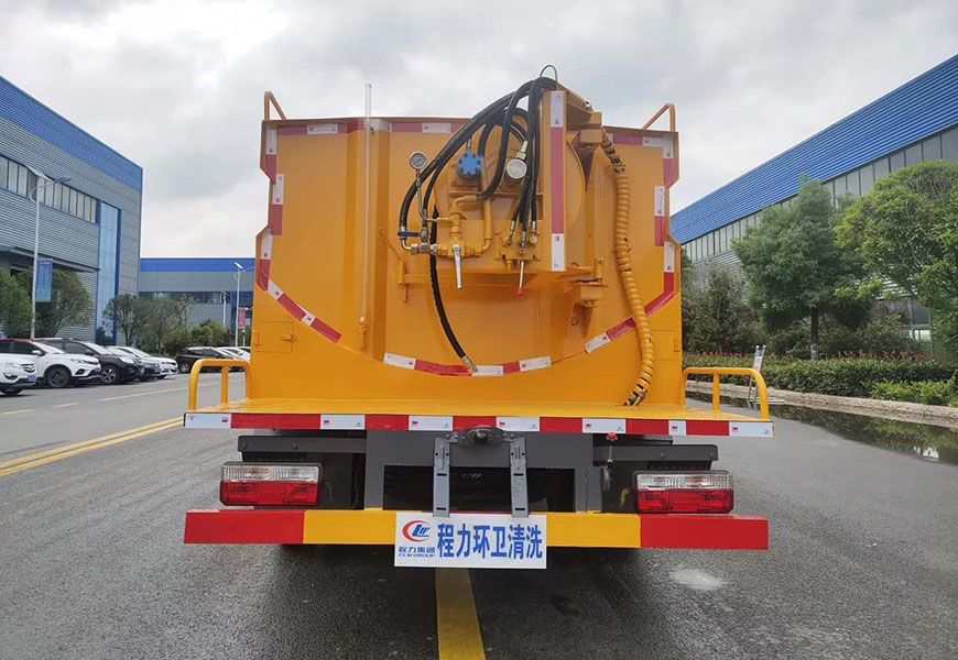 東風小多利卡路面養(yǎng)護車后方圖