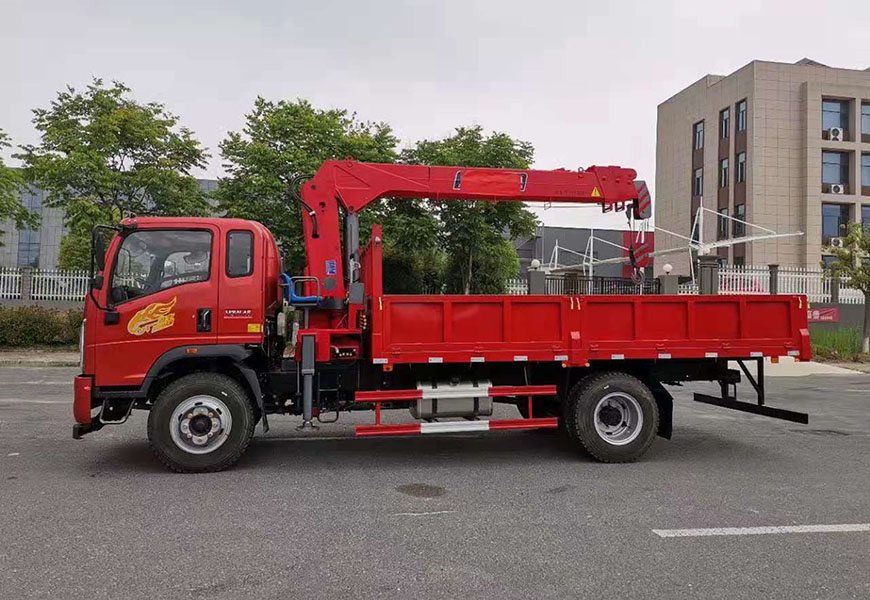 重汽豪曼(國(guó)六)4500軸距8噸隨車吊