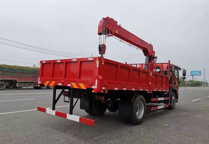 重汽豪曼(國(guó)六)4500軸距8噸隨車吊
