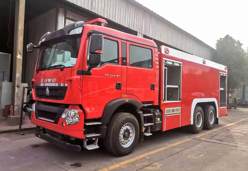 國(guó)六重汽豪沃12噸水罐消防車(chē)