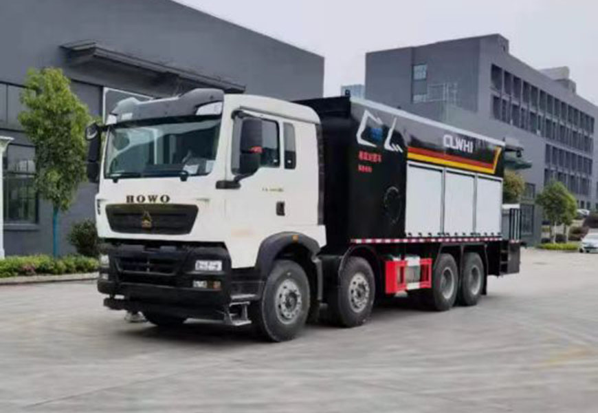 程力威CLW5311TFCZ6型重汽豪沃稀漿封層車(chē)